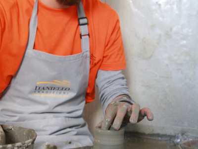 �E ovviamente tutte le fasi della lavorazione sono eseguite manualmente�, sottolinea Paolo. Ce lo dimostra il 21enne Alessandro, uno degli artigiani alle dipendenze del maestro, che troviamo alle prese con un blocco di argilla che in pochi minuti diverr� un'oliera